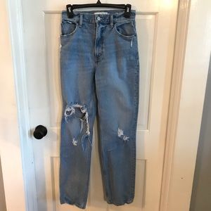 Abercrombie & Finch 90’s Straight Ultra High-rise Distressed Jeans